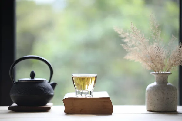 玻璃茶杯 茶壶和书本 — 图库照片