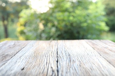 Tahta yüzey tablosu görünümü ve bulanık yeşil arkaplan