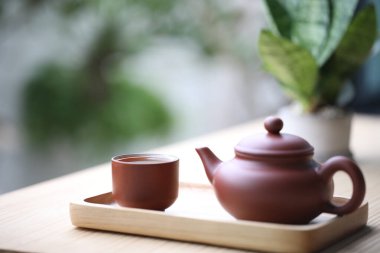 Çaydanlık ve çay fincanı.