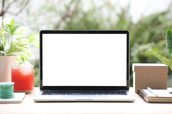 Laptop Makup Biały Pusty Ekran Pudełka Prezent Sok Drewnianym Biurku — Zdjęcie stockowe