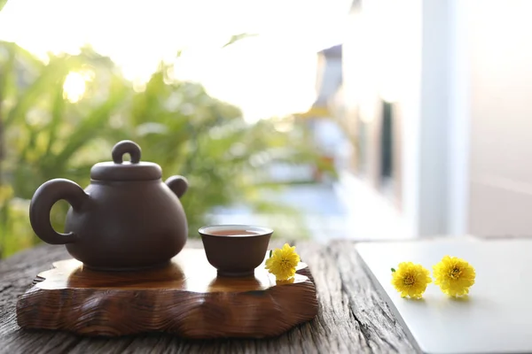 Tea Pot Small Cup Yellow Chsysanthemum Flowers — Fotografia de Stock