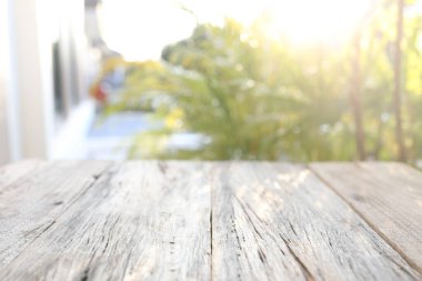 Eski ahşap yüzey ve güneş ışığıyla doğa manzarası