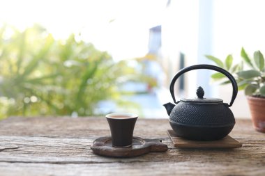 Metal çay demliği ve çay fincanı