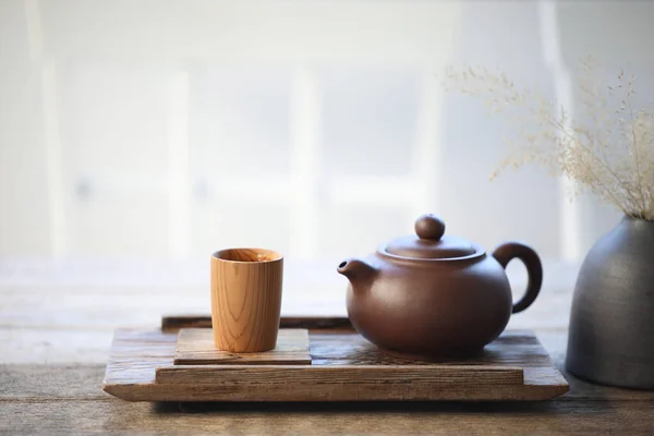 Керамічний Чайний Горщик Чашка Бамбукового Чаю Дерев Яному Лотку — стокове фото