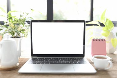 Laptop, kahve fincanı ve mini takvim.