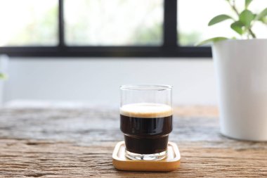 Espresso bardağı ve saksı.