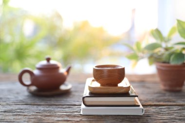 Çaydanlık, çay fincanı ve defter.