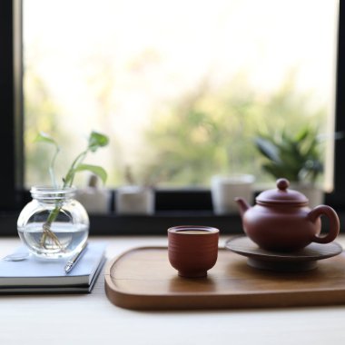 Eski usul çaydanlık, fincan ve patates.