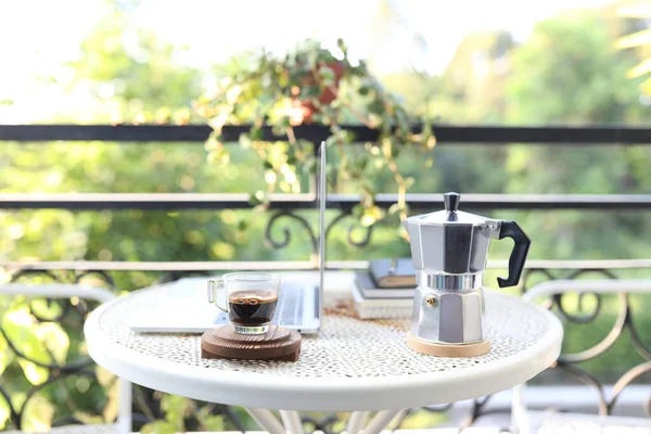 Tazza Vetro Caffè Moka Pentola Computer Portatile Tavolo Metallo — Foto Stock