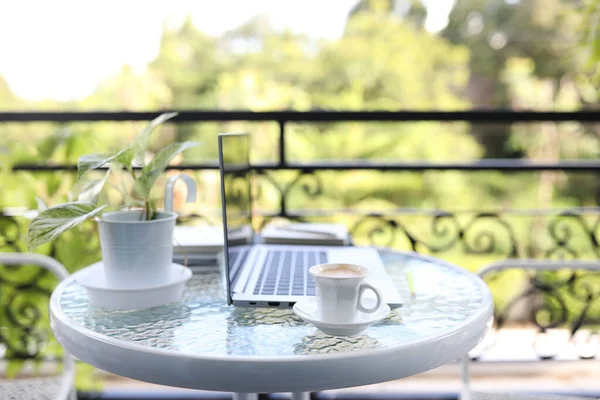 Laptop Vista Frontale Tazza Caffè Con Quaderni Tavolo Vetro Bianco — Foto Stock