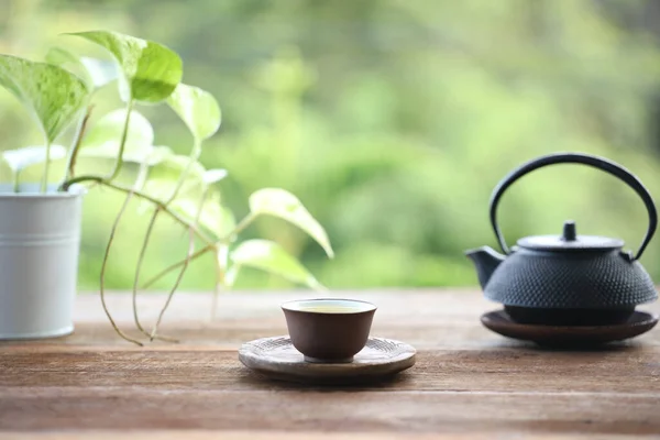 Metal Çay Demliği Çay Fincanı Ahşap Masanın Üzerine Asma Saksısı — Stok fotoğraf