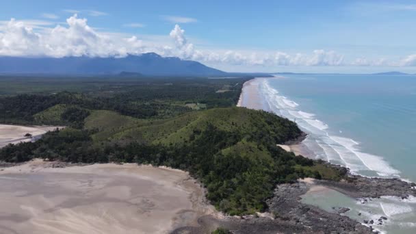 沙捞越和婆罗洲最南部Lundu地区的Pugu Gondol Siar和Pandan海滩 — 图库视频影像