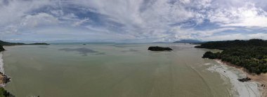 Telok Teluk Melano Sahil Hattı ve Serabang Plajı Sarawak ve Borneo Adası 'nın Tanjung Datu bölgesinin en güney ucunda.