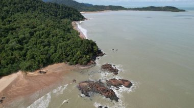 Telok Teluk Melano Sahil Hattı ve Serabang Plajı Sarawak ve Borneo Adası 'nın Tanjung Datu bölgesinin en güney ucunda.