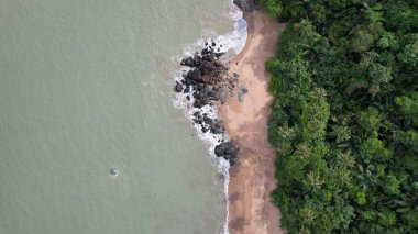 Telok Teluk Melano Sahil Hattı ve Serabang Plajı Sarawak ve Borneo Adası 'nın Tanjung Datu bölgesinin en güney ucunda.