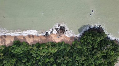 Telok Teluk Melano Sahil Hattı ve Serabang Plajı Sarawak ve Borneo Adası 'nın Tanjung Datu bölgesinin en güney ucunda.