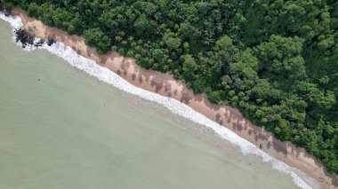 Telok Teluk Melano Sahil Hattı ve Serabang Plajı Sarawak ve Borneo Adası 'nın Tanjung Datu bölgesinin en güney ucunda.