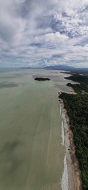 Telok Teluk Melano Sahil Hattı ve Serabang Plajı Sarawak ve Borneo Adası 'nın Tanjung Datu bölgesinin en güney ucunda.