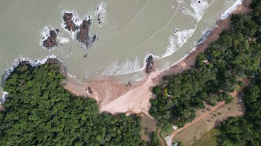 Telok Teluk Melano Sahil Hattı ve Serabang Plajı Sarawak ve Borneo Adası 'nın Tanjung Datu bölgesinin en güney ucunda.