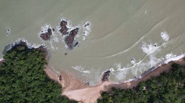 Telok Teluk Melano Sahil Hattı ve Serabang Plajı Sarawak ve Borneo Adası 'nın Tanjung Datu bölgesinin en güney ucunda.