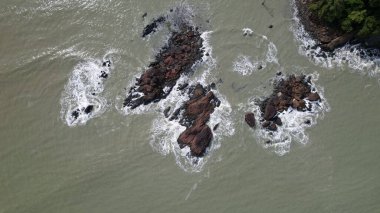 Telok Teluk Melano Sahil Hattı ve Serabang Plajı Sarawak ve Borneo Adası 'nın Tanjung Datu bölgesinin en güney ucunda.