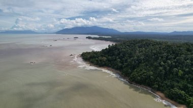 Telok Teluk Melano Sahil Hattı ve Serabang Plajı Sarawak ve Borneo Adası 'nın Tanjung Datu bölgesinin en güney ucunda.