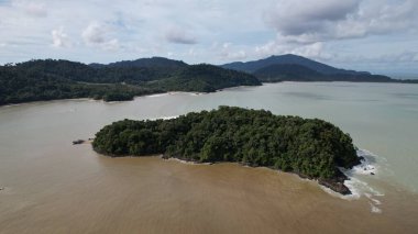 Telok Teluk Melano Sahil Hattı ve Serabang Plajı Sarawak ve Borneo Adası 'nın Tanjung Datu bölgesinin en güney ucunda.
