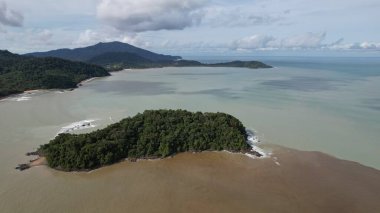 Telok Teluk Melano Sahil Hattı ve Serabang Plajı Sarawak ve Borneo Adası 'nın Tanjung Datu bölgesinin en güney ucunda.