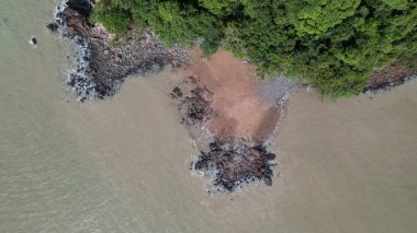 Telok Teluk Melano Sahil Hattı ve Serabang Plajı Sarawak ve Borneo Adası 'nın Tanjung Datu bölgesinin en güney ucunda.