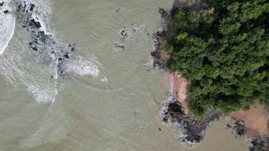 Telok Teluk Melano Sahil Hattı ve Serabang Plajı Sarawak ve Borneo Adası 'nın Tanjung Datu bölgesinin en güney ucunda.