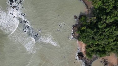 Telok Teluk Melano Sahil Hattı ve Serabang Plajı Sarawak ve Borneo Adası 'nın Tanjung Datu bölgesinin en güney ucunda.