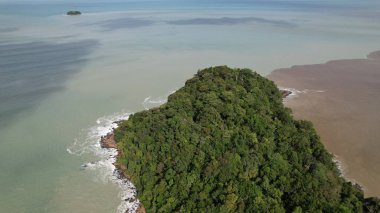 Telok Teluk Melano Sahil Hattı ve Serabang Plajı Sarawak ve Borneo Adası 'nın Tanjung Datu bölgesinin en güney ucunda.