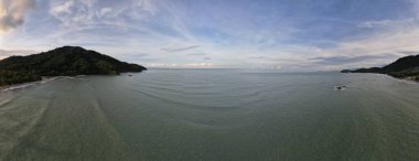 Telok Teluk Melano Sahil Hattı ve Serabang Plajı Sarawak ve Borneo Adası 'nın Tanjung Datu bölgesinin en güney ucunda.