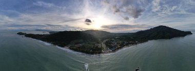 Telok Teluk Melano Sahil Hattı ve Serabang Plajı Sarawak ve Borneo Adası 'nın Tanjung Datu bölgesinin en güney ucunda.