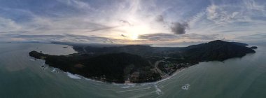 Telok Teluk Melano Sahil Hattı ve Serabang Plajı Sarawak ve Borneo Adası 'nın Tanjung Datu bölgesinin en güney ucunda.