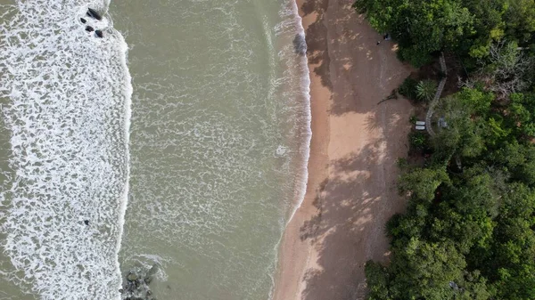 サラワク州とボルネオ島のタンジュン ダトゥ地方の最南端に位置するテルク メラノ海岸線とセラバン海岸 — ストック写真