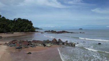 Telok Teluk Melano Sahil Hattı ve Serabang Plajı Sarawak ve Borneo Adası 'nın Tanjung Datu bölgesinin en güney ucunda.