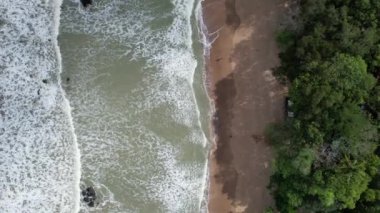 Telok Teluk Melano Sahil Hattı ve Serabang Plajı Sarawak ve Borneo Adası 'nın Tanjung Datu bölgesinin en güney ucunda.