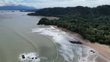 Telok Teluk Melano Sahil Hattı ve Serabang Plajı Sarawak ve Borneo Adası 'nın Tanjung Datu bölgesinin en güney ucunda.