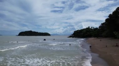 Telok Teluk Melano Sahil Hattı ve Serabang Plajı Sarawak ve Borneo Adası 'nın Tanjung Datu bölgesinin en güney ucunda.