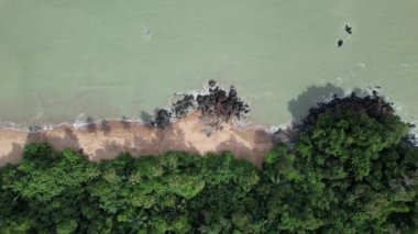 Telok Teluk Melano Sahil Hattı ve Serabang Plajı Sarawak ve Borneo Adası 'nın Tanjung Datu bölgesinin en güney ucunda.