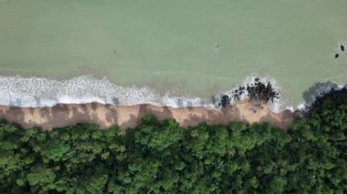 Telok Teluk Melano Sahil Hattı ve Serabang Plajı Sarawak ve Borneo Adası 'nın Tanjung Datu bölgesinin en güney ucunda.