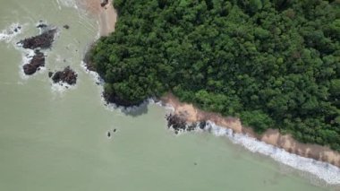 Telok Teluk Melano Sahil Hattı ve Serabang Plajı Sarawak ve Borneo Adası 'nın Tanjung Datu bölgesinin en güney ucunda.