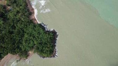 Telok Teluk Melano Sahil Hattı ve Serabang Plajı Sarawak ve Borneo Adası 'nın Tanjung Datu bölgesinin en güney ucunda.