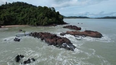 Telok Teluk Melano Sahil Hattı ve Serabang Plajı Sarawak ve Borneo Adası 'nın Tanjung Datu bölgesinin en güney ucunda.