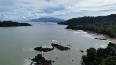 Telok Teluk Melano Sahil Hattı ve Serabang Plajı Sarawak ve Borneo Adası 'nın Tanjung Datu bölgesinin en güney ucunda.