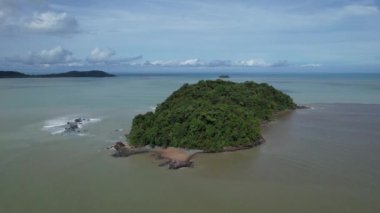 Telok Teluk Melano Sahil Hattı ve Serabang Plajı Sarawak ve Borneo Adası 'nın Tanjung Datu bölgesinin en güney ucunda.