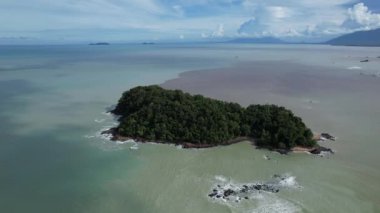 Telok Teluk Melano Sahil Hattı ve Serabang Plajı Sarawak ve Borneo Adası 'nın Tanjung Datu bölgesinin en güney ucunda.