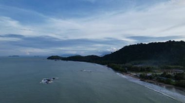 Telok Teluk Melano Sahil Hattı ve Serabang Plajı Sarawak ve Borneo Adası 'nın Tanjung Datu bölgesinin en güney ucunda.
