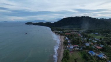 Telok Teluk Melano Sahil Hattı ve Serabang Plajı Sarawak ve Borneo Adası 'nın Tanjung Datu bölgesinin en güney ucunda.